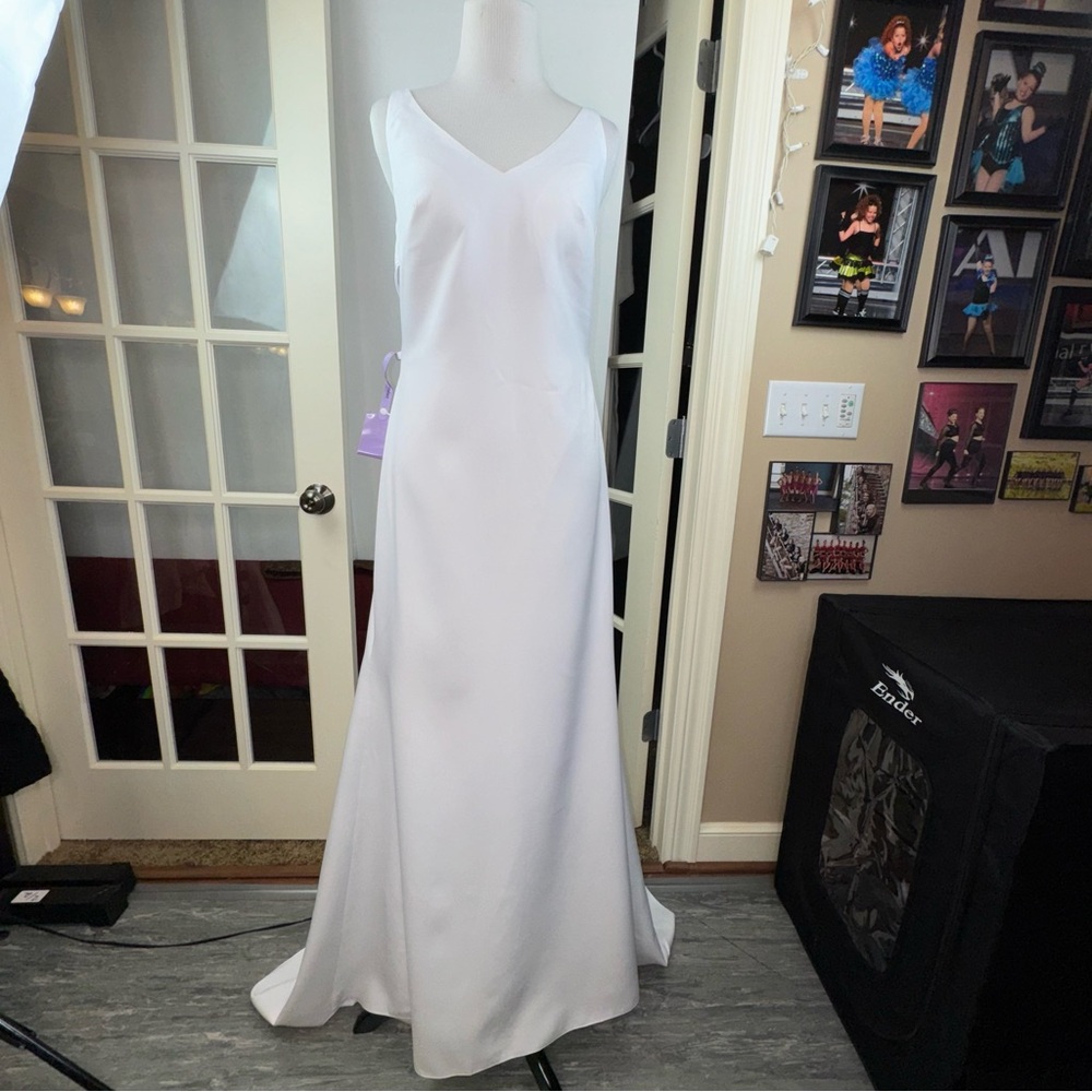 Elegant White V-Neck Mermaid Wedding Dress - Picture 6 of 16